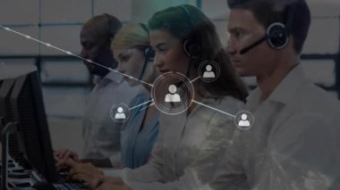 Müşteri hizmetleri temsilcisi bir müşteriye yardım etmek için kulaklık kullanıyor. Dijital arayüz ve teknoloji konsepti dijital olarak oluşturulmuş video bağlantıları.