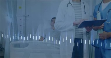 Doktor tıkırtı panosu hayati değerleri gözden geçirirken dalgalanan dalga formu hemşire işaret tablosunu tetikliyor. Tıbbi, sağlık, klinik, izleme, teşhis, profesyonellik, teletıp