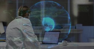 Diz üstü bilgisayarda cisimlenen ve analiz için dönen veri halkalarını gözlemleyen erkek tıp doktoru. Teknoloji, yenilik, veri görselleştirme, bilim, fütürizm, dijital, iş