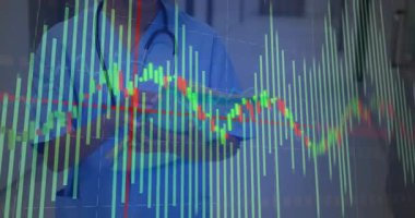 Veri çubukları ekranı tarıyor ve hemşire tabletteki şamdan tabletini tarıyor. Tıbbi, teknoloji, yenilik, analitik, profesyonellik, dijital, sağlık