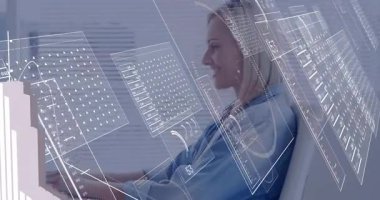 Holografik çizelgeler ortaya çıkarken, veri analizi sırasında bilgisayarda yazan bir kadın. Futuristik, teknoloji, analitik, iş istasyonu, profesyonel, modern, yenilikçi