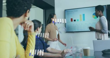 Animasyon çizelgelerinin etkinleştirilmesinde Asyalı sunucu satış eğilimlerini gösteren verileri kaydediyor. İş, takım çalışması, analitik, veri, işbirliği, profesyonel, modern