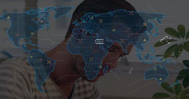 Veri analiz masasında çalışanlar notlar yazarken dünya haritası bardakları yerleştirerek ortaya çıkıyor. Profesyonel, modern, teknolojik, üretkenlik, iş dünyası, dijital, yenilik