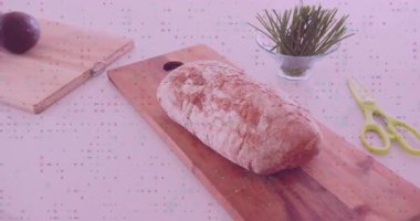 Soldaki kamera iki avokadonun girdiğini gösteriyor. Ekmek ve böğürtlenlerin yanında ışık panosu var. Avokado, mutfak, kırsal, tazelik, zanaatkar, sağlıklı, mutfak eşyaları