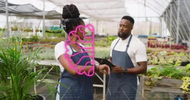 Sera çalışanları akıllı bakışlar atıyor ve tableti tıkırdatıyor. Animasyon yapay zeka verilerini paylaşıyorlar. Yenilik, teknoloji, işbirliği, bahçıvanlık, dijital, sürdürülebilirlik, profesyonel