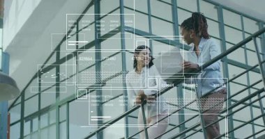 BT 'de dizüstü bilgisayarın incelendiği cam yere inen kadınlar, görünürdeki erkek çalışanın katıldığı veriler örtüşüyor. İşbirliği, yenilik, teknoloji, iş, analiz, takım çalışması, modern