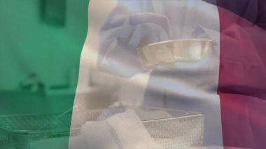 Şef kase, kepçeleme malzemesi, tıkırdatma kabı, hazırlık için ağ sepetine serpiştirme. Profesyonel, aşçı, paslanmaz, hassasiyet, endüstri, işçilik, çalışma alanı