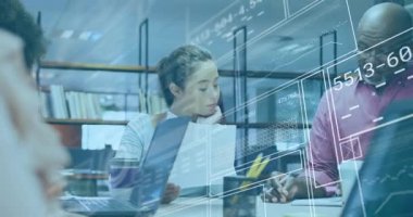 Yetişkin bir kadın, animasyon çizelgelerini erkek notları olarak sunuyor. İşbirliği, takım çalışması, veri analizi, dijital görselleştirme, profesyonel, ofis ortamı, verimlilik