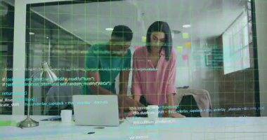 Yazılım geliştiricileri dizüstü bilgisayardaki kodları belgelerle gözden geçiriyorlar, şebekeler örtüşüyor, kodlar üst üste geliyor. İşbirliği, teknoloji, çalışma alanı, yenilik, takım çalışması, dijital, modern