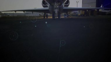 Parlayan daireler HUD hatlarını başlatıyor şirket jet burnunu ortaya çıkarıyor, lenslerin yanıp sönmesi verileri gösteriyor. Gelecekçi, teknoloji, havacılık, dijital, parlak, yüksek teknoloji, uzay