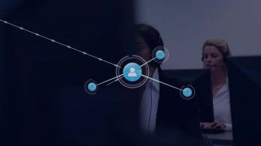 Esmer çağrı merkezi temsilcisi kulaklığa yazıp konuşarak genişleyen bağlantıları örtüyor. Ağ, iletişim, işbirliği, teknoloji, profesyonel, bağlantı, dijital