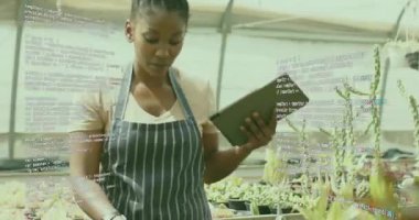 Bahçeciler tohum tohumu tararken aynı zamanda serada yeniden çiçek açmak ve büyümek için fideleri inceliyor. Bahçecilik, bahçıvanlık, sürdürülebilir, büyüme, teknoloji, çevre, yenilik
