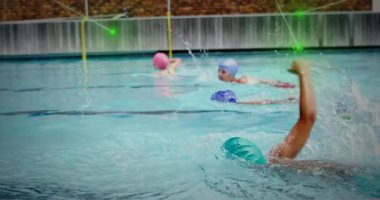 Çocuk yüzücüler havuz kenarından itiyorlar, yüzme şapkaları takıp antrenman yapıyorlar. Çocuklar, suda yaşayan, enerjik, enerjik, takım çalışması, spor, eğlence