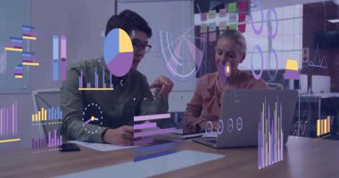 Ofisteki çeşitli iş adamları üzerinde finansal veri işleme animasyonu. Küresel finans, iş, bağlantılar, hesaplama ve veri işleme kavramı dijital olarak oluşturulmuş video.