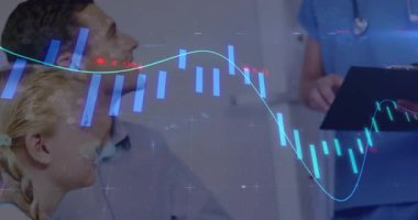 Kliniğe giren klinisyen hasta bilgilerini grafikler sürüklenirken panoda gösteriyor. Sağlık, sağlık, teşhis, danışma, teknoloji, veri görselleştirme, profesyonellik