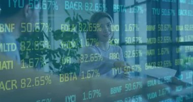 Kadın adama rapor verirken, para akışı yükselirken, erkek de not keserek başını sallıyor. İş, işbirliği, analitik, strateji, çalışma alanı, yatırım, modern