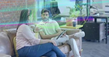 Grafikler zayıflıyor, iki meslektaş kanepeye oturup iş projesi için tablet üzerinde işbirliği yapıyor. İşbirliği, yenilik, takım çalışması, dijital, iletişim, modern, profesyonel