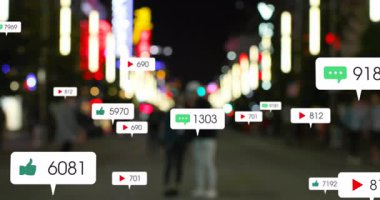 Gece Sokağının bulanık görüntüsü üzerine çoklu konuşma baloncukları üzerinde sosyal medya simgelerinin canlandırılması. Sosyal medya ağı ve iş teknolojisi kavramı