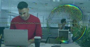 Ofis çalışanı, iş incelemesinde raporları tararken art arda yazmayı durduruyor. İşbirliği, teknoloji, yenilik, dijital, takım çalışması, modern, profesyonel