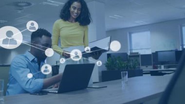 Dizin ve daktilo ağ simgelerinin ekran boyunca genişlediğini gösteren iş arkadaşları. İşbirliği, takım çalışması, dijital, bağlantı, yenilik, profesyonellik, çalışma alanı