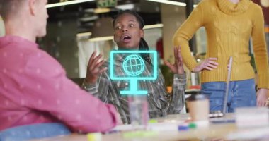 Teknoloji uzmanı, holografik monitörü çalıştırarak küresel bağlantıyı gösteriyor. İşbirliği, yenilik, dijital, iletişim, beyin fırtınası, modern, çeşitli