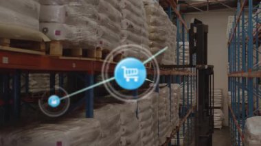 Nakliye, dağıtım depoları, endüstriyel işçiler forklift kamyonu bir depoda yük taşımak için kullanılıyor. Küresel bağlantılar dağıtım ulaşımı ve modern teknoloji konsepti dijital olarak oluşturulmuş video.