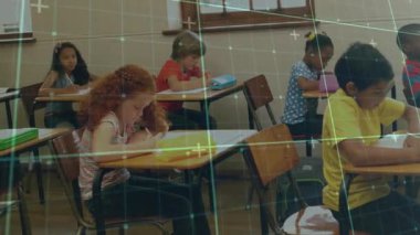 Öğrenciler önce not defterlerini açarlar, sonra okul sıralarına yazı yazarlar. Bu arada sistem tarama sürecini kaplarlar. Sınıf, öğrenim, eğitim, kırtasiye, öğrenim, odaklanma, çocukluk