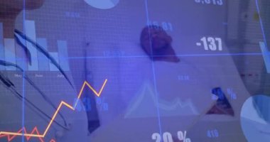 Hasta akıllı telefonu kavradı. Hayati göstergeler için şeffaf çizelgeler hazırladı. Doktor stetoskopla kontrol etti. Sağlık, teletıp, dijital tanı, hasta izleme, tıbbi teknoloji, hastane sahnesi, profesyonel bakım