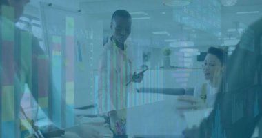 İş sunucusu tableti tıklatıyor ve takım grafikleri incelerken tahta verilerini gösteren işaretleyici seçiyor. İşbirliği, takım çalışması, iletişim, modern, profesyonel, beyin fırtınası, analitik