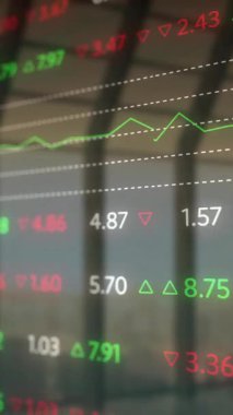 Ofis binası üzerinde finansal veri işleme animasyonu. Küresel finans, iş, bağlantılar, hesaplama ve veri işleme kavramı dijital olarak oluşturulmuş video.