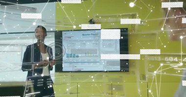 Sunucular, veri kaplaması olarak uzaktan işaret göndererek çeyrek rapor çubuğu çizelgelerini vurguluyor. İş, veri, teknoloji, şirket, analitik, sunum, meslek