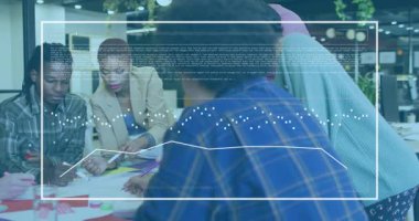 Takım işaretleyicileri alıyor ve kartlara yazı yazıyor. İş planlaması için animasyon veri örtüsünü başlatıyor. İşbirliği, beyin fırtınası, yenilik, takım çalışması, üretkenlik, modern ofis, yaratıcı süreç