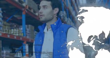 Depo işçisi rafları tarıyor ve saydam dijital küre çöktükten sonra envanter çıkarıyor. Envanter, lojistik, tedarik zinciri, üretkenlik, verimlilik, sanayi, yönetim