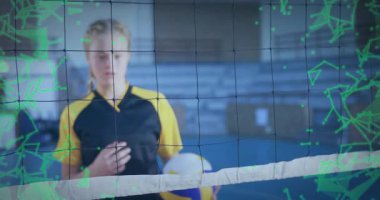 Ağ kayan topta genç voleybol oyuncusu, koçluk için yeşil kaplamayı etkinleştiriyor. Atletik, dinamik, enerjik, takım çalışması, odaklanma, dijital, spor