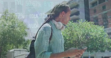 Akıllı telefondan taksi çağıran Afro-Amerikan bir adamın borsa veri işleme animasyonu. Küresel ekonomi ve iş teknolojisi kavramı