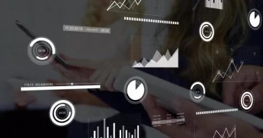 İş analisti tableti kaldırıyor ve dinliyor, telefonları senkronize ediyor ve bar çizelgelerini canlandırıyor. İşbirliği, veri görselleştirme, teknoloji, takım çalışması, modernite, yenilik, analitik