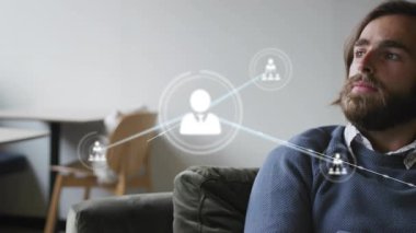 Tanıtım için dijital kullanıcı ağının animasyon haritasını çıkartan hayali bir simgeye dokunan bilgi işçisi. Teknoloji, bağlantı, iletişim, dijital, modern, yenilik, gelecekçi