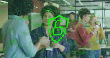 Teknik ekip akıllı telefonları devreye sokup kalkanları kilitleyip güvenliği kahveyle sağlıyorlar. Güvenlik, işbirliği, teknoloji, fütürizm, profesyonel, yenilik, dijital