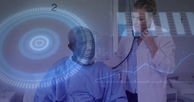 Hasta göğsüne steteskop yerleştiren doktor kalp grafiklerini tarıyor. Tıbbi, sağlık, tanı, teknoloji, profesyonellik, klinik ve izleme