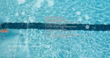 Yüzücü, kameranın altında şerit işaretleyicisi ve teknik takip hareketleriyle yüzüyor. Atletik, sağlık, dijital, performans, su, spor, modernizasyon