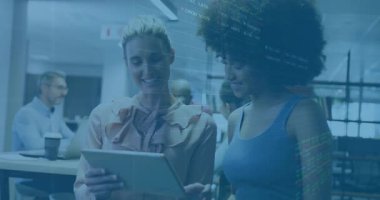 Bluz giyen kadın ve meslektaşı, yeni ortaya çıkan finans verilerini çizelgelerle gösteriyorlar. Profesyonel, takım çalışması, yenilik, dijital, işbirliği, modern, analitik