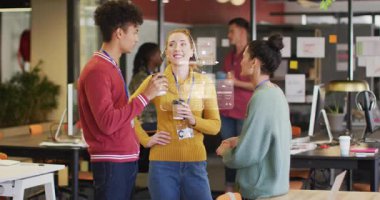 İş arkadaşları teknoloji ofisinde kahve içerken sohbet ediyorlar, takvim haritaları çizelgeleri hazırlıyorlar. İşbirliği, yenilik, fütüristik, takım çalışması, dijital, iletişim, çalışma alanı