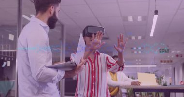 Sakallı meslektaşım dizüstü bilgisayar açıyor ve VR kullanıcısına teknoloji tanıtımında yüzen veri viz 'ini keşfetmesi için rehberlik ediyor. Futuristik, işbirliği, yenilik, dijital, dalgın, takım çalışması, arayüz
