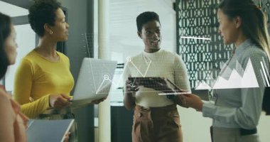 Merkezi tıkırtı tableti düzenleme ve dünya haritasını incelemek üzerine ofis analizi yapan üç kadın. İşbirliği, veri görselleştirme, takım çalışması, modern çalışma alanı, dijital araçlar, profesyonel kadınlar, analitik