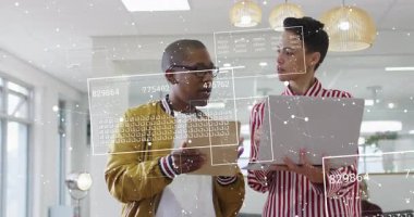 Adam tableti tıklatıyor, verileri güncelliyor ve kadın iş analizinde dizüstü bilgisayara kayıyor. İşbirliği, veri, teknoloji, yenilik, üretkenlik, iletişim, dijital