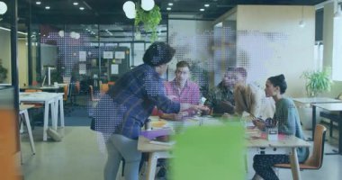 Kadın tasarımcı masaya yaklaşıyor, basılı tasarım modelleri hazırlıyor ve yol gösterici ekip planlarını gözden geçiriyor. İşbirliği, beyin fırtınası, yenilik, ofis, takım çalışması, sunum, yaratıcı süreç