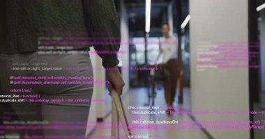 Bir yandan kadın yürüyüş koridoru teknoloji kodlarıyla örtüşürken, diğer yandan meslektaşı scooter selamı veriyor. Profesyonel, yenilikçi, fütüristik, işbirliği, kentsel, gösterişli, ilerleme