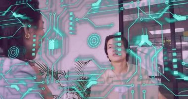 Gri ceketli kadın modelleri aktif hale getiriyor meslektaşları temiz enerji için tableti inceliyor. İşbirliği, yenilik, teknoloji, sürdürülebilirlik, takım çalışması, modern, profesyonel