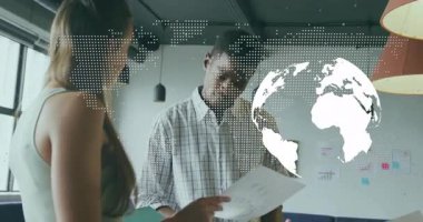 Dünya haritası zayıflayan dünya nabız destek raporu olarak belgeyi gösteren ve verileri inceleyen meslektaşlar. İşbirliği, takım çalışması, veri analizi, iş toplantısı, ofis ortamı, dijital bilgi, iletişim