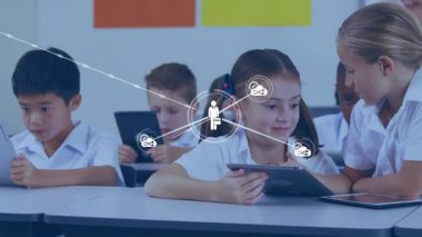Öğrenciler tabletlere tıklıyor, eğitim işbirliği için kullanıcı ve bulut simgeleri ağı oluşturuyorlar. Teknoloji, eğitim, takım çalışması, dijital, işbirliği, öğrenme, sınıf